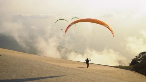 Paragliders förbereder sig för att lyfta från ett berg — Stockvideo