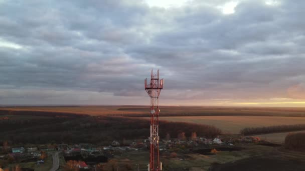 Wieża telekomunikacyjna stacji komórkowej lub bazowej 4G i 5G we wsi wiejskiej — Wideo stockowe