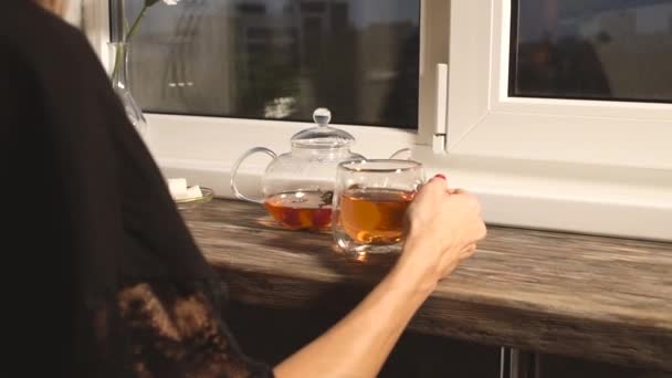 Νεαρή Γυναίκα Πίνει Μια Γουλιά Τσάι Από Ποτήρι Πίνει Πρωινό — Αρχείο Βίντεο