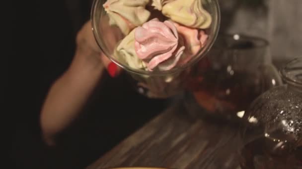 Πολύχρωμη Μαρέγκα Ξεχύνεται Από Χάρτινη Σακούλα Πιάτο Γλυκά Για Τσάι — Αρχείο Βίντεο