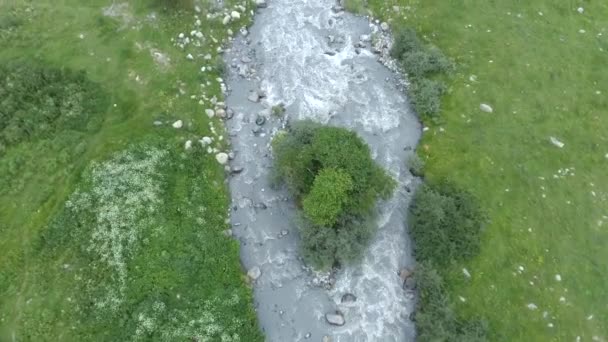 Visão de cima para baixo do rio de montanha de fluxo rápido de primavera — Vídeo de Stock