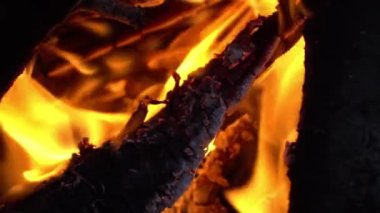 Yanan şenlik ateşi, alev, gece yakılacak odun. Ateşle odun kesiyorum.