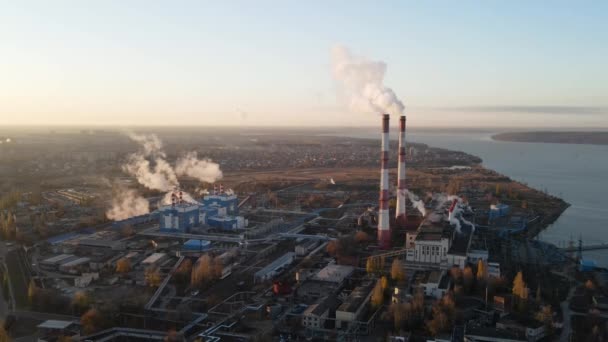 工業企業との街並みや煙突から有害な煙の放出の空中ビュー 環境汚染有害産業用パイプ — ストック動画