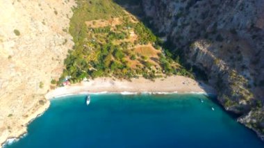 Kristal berrak mavi deniz ve teknesi ile Kelebek Vadisi Koyu 'nun havadan görünüşü, Türkiye