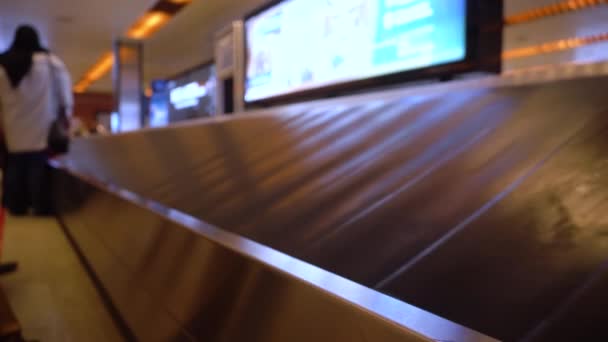 Courroie Transporteuse Floue Dans Zone Récupération Des Bagages Aéroport International — Video