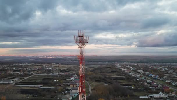 Vista Aérea Torre Telecomunicaciones Con Antenas Para Red Móvil Internet — Vídeos de Stock