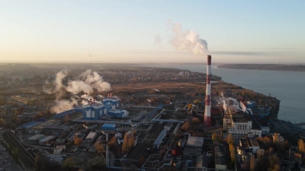 Fabrieksschoorstenen Die Rook Produceren Bij Zonsopgang Vanuit Lucht Begrip Luchtverontreiniging — Stockvideo