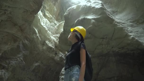 在土耳其的Canyon Saklikent步行的女性游客可以看到里面的景象 登山探险 — 图库视频影像