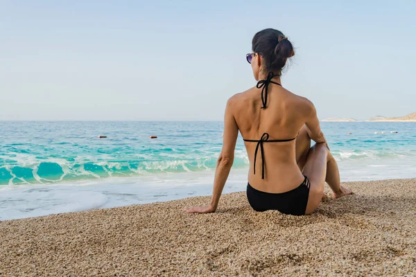 Задний Вид Молодой Женщины Бикини Сидящей Песчаном Берегу Моря Солнечный — стоковое фото