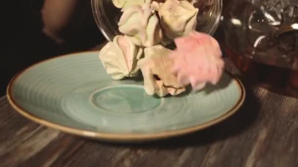 Багатокольорове злиття випадає з паперового мішка на тарілку — стокове відео