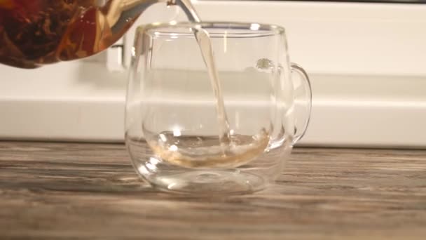 3.把杯子从茶壶里倒入热茶 — 图库视频影像