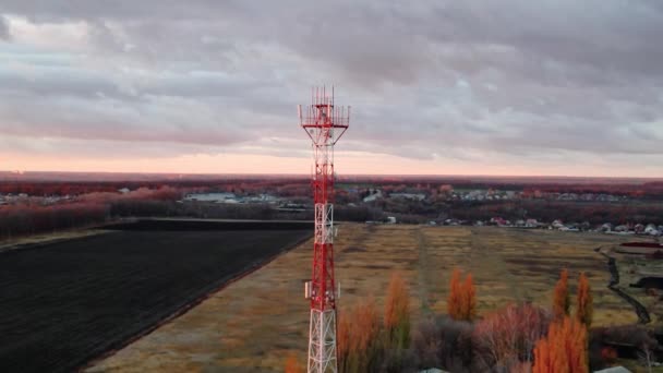 4G和5G蜂窝或基地收发报机站的电信塔 无线通信天线传输器 天线的空中视图 — 图库视频影像