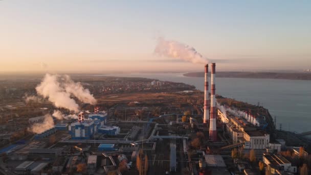 Fabrieksschoorstenen Die Rook Produceren Bij Zonsopgang Vanuit Lucht Begrip Luchtverontreiniging — Stockvideo