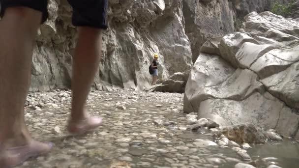 Hombre Viajero Durante Paseo Canyon Saklikent Vista Interior Viaje Aventura — Vídeo de stock