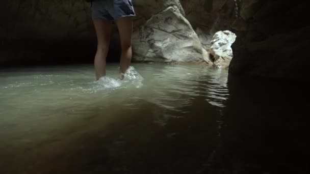 Mujer Viajero Vado Estanque Durante Paseo Cañón Saklikent Vista Interior — Vídeo de stock