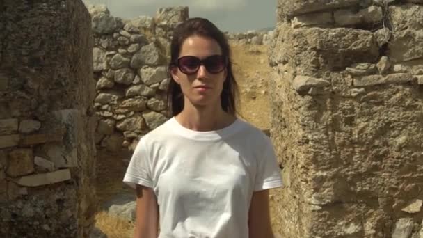 女旅行家步行游览古城古城的废墟 — 图库视频影像