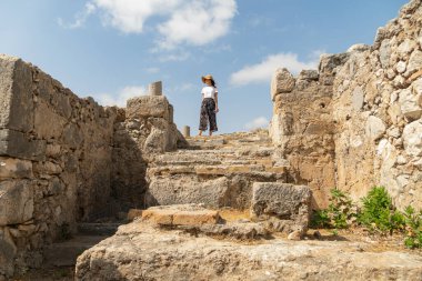 Eski şehir Xanthos 'un kalıntıları. Gezgin kadın, antik kenti gezip keşfediyor.