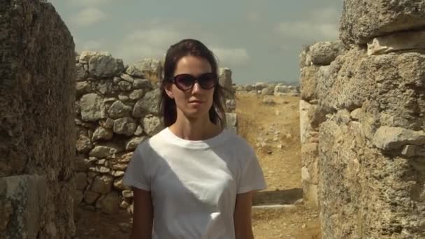Молодая Женщина Путешественник Ходить Исследовать Древний Город Руины Античного Города — стоковое видео