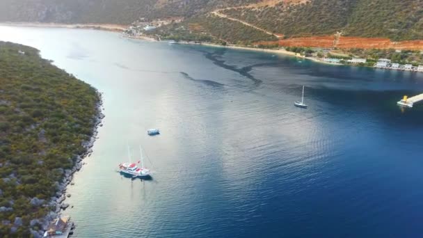 土耳其卡斯村附近海湾的一艘在清澈海水中航行的帆船的空中照片 — 图库视频影像