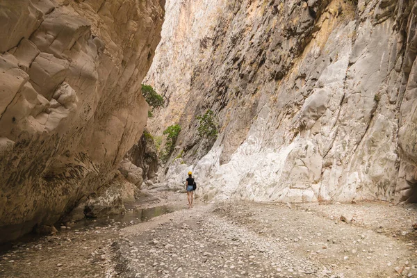 Νεαρή Γυναίκα Ταξιδιώτης Εξερεύνηση Saklikent Canyon Νότια Τουρκία — Φωτογραφία Αρχείου