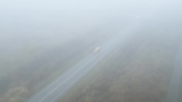 Imágenes Aéreas Niebla Densa Pesada Sobre Carretera Con Coches Peligro — Vídeos de Stock