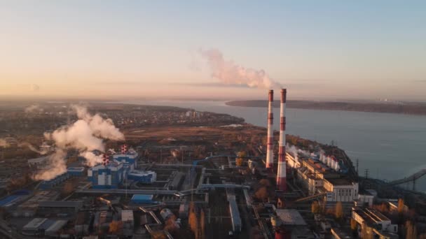 Luchtfoto Van Schoorsteenpijpen Die Rook Lucht Gooien Grote Fabriek Achtergrond — Stockvideo