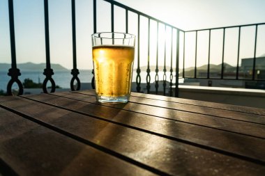 Gün batımında Bardakla Bira masada olacak. Soğuk yaz içeceği konsepti.