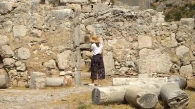Genç kadın gezgin antik Xanthos kasabasının kalıntılarını gezip keşfediyor. Türkiye