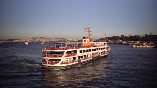 Prom Pasażerski Przygotowuje Się Dokowania Molo Eminonu Stambule — Wideo stockowe