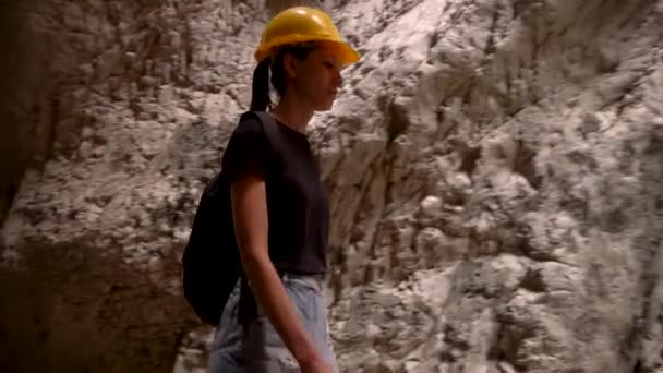 Caminata Mujer Viajera Canyon Saklikent Vista Interior Turquía Viajes Aventura — Vídeo de stock