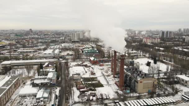 Luftaufnahme Rauchwolken Aus Heizungsrohren Auf Einem Industriegelände Winter Rauchender Schornstein — Stockvideo