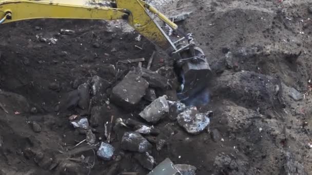 A escavadora despeja os detritos de demolição de concreto no caminhão basculante — Vídeo de Stock