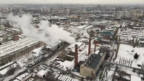 Letecký Pohled Kouřové Mraky Kotlových Trubek Průmyslové Oblasti Zimě Oblačném — Stock video