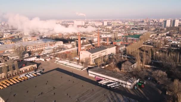 Luchtfoto Rookwolken Van Ketelpijpen Industrieterrein Roken Schoorsteen Fabriek Industriële Stad — Stockvideo