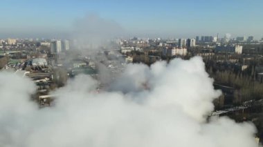 Hava manzaralı duman bulutları endüstriyel alandaki kazan borularından geliyor. Fabrika sanayi şehrinde baca tüttürüyorum.
