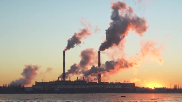 Fumo Fábrica Chaminés Nascer Sol Delineamentos Escuros Silhuetas Chaminés Fábrica — Vídeo de Stock