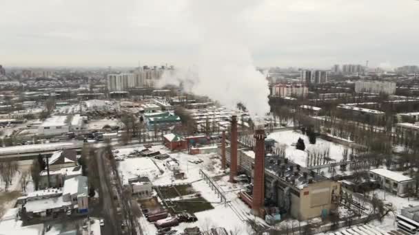 Letecký Pohled Kouřové Mraky Kotlových Trubek Průmyslové Oblasti Zimě Oblačném — Stock video