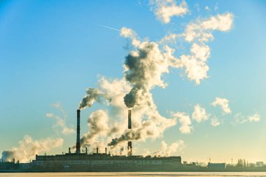 Sigara fabrikası bacaları. Çevresel çevre kirliliği sorunu büyük şehirlerde. Sigara içilen büyük bitkinin manzarası. Sanayi boruları atmosferi dumanla kirletiyor