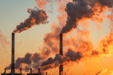 Duman emisyonlu yüksek duman yığınının havadan görünüşü. Bitki boruları atmosferi kirletir. Endüstriyel fabrika kirliliği, baca bacası egzoz gazı. Endüstri bölgesi, yoğun duman bulutları. İklim değişikliği, ekoloji
