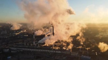 Duman emisyonlu yüksek duman yığınının havadan görünüşü. Bitki boruları atmosferi kirletir. Endüstriyel fabrika kirliliği, baca bacası egzoz gazı. Endüstri bölgesi, yoğun duman bulutları. İklim değişikliği, ekoloji