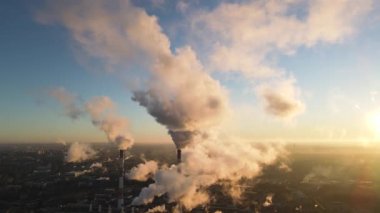 Duman emisyonlu yüksek duman yığınının havadan görünüşü. Bitki boruları atmosferi kirletir. Endüstriyel fabrika kirliliği, baca bacası egzoz gazı. Endüstri bölgesi, yoğun duman bulutları. İklim değişikliği, ekoloji