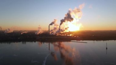 Sigara fabrikası bacaları. Çevresel çevre kirliliği sorunu büyük şehirlerde. Sigara içilen büyük bitkinin manzarası. Sanayi boruları atmosferi dumanla kirletiyor