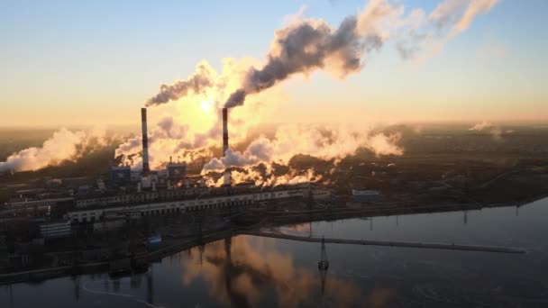 工业区植物烟道中的空中烟云 植物工业城市吸烟的烟囱 — 图库视频影像