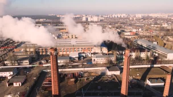 Rauchwolken Aus Der Luft Über Einem Industriegebiet Rauchender Schornstein Der — Stockvideo