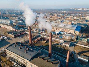 Hava manzaralı duman bulutları endüstriyel alandaki kazan borularından geliyor. Fabrika sanayi şehrinde baca tüttürüyorum.