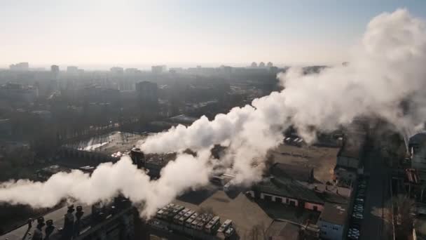 Luftaufnahme Rauchwolken Aus Kesselrohren Einer Heizungsanlage Der Stadt Rauchender Schornstein — Stockvideo