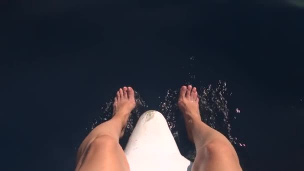 Womans Voeten Zee Tijdens Verhuizingen Boot Een Jonge Vrouw Die — Stockvideo