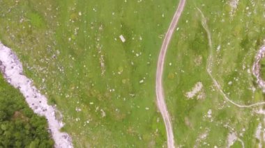 Gün batımında Dağ 'daki Kanyon üzerinde Hava Aracı Uçuşu