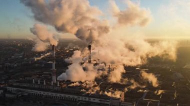 Endüstriyel duman ve dioksitten kaynaklanan atmosfer kirliliği.