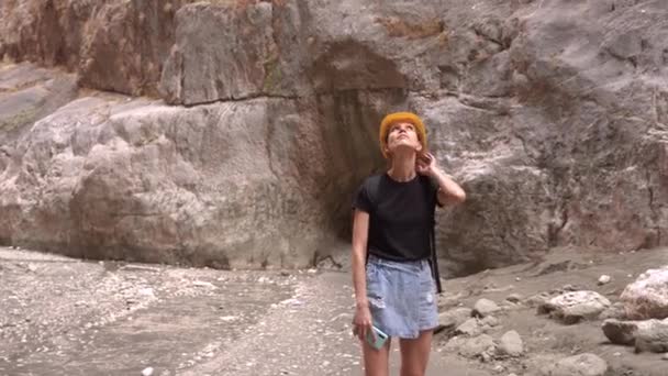 女游客在峡谷Saklikent的视线内 高山探险 令人惊奇的土耳其 — 图库视频影像